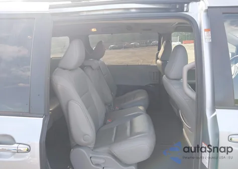 2015 Toyota Sienna Xle 8 Passenger z USA, uszkodzony, nr VIN 5TDYK3DC6FS669527